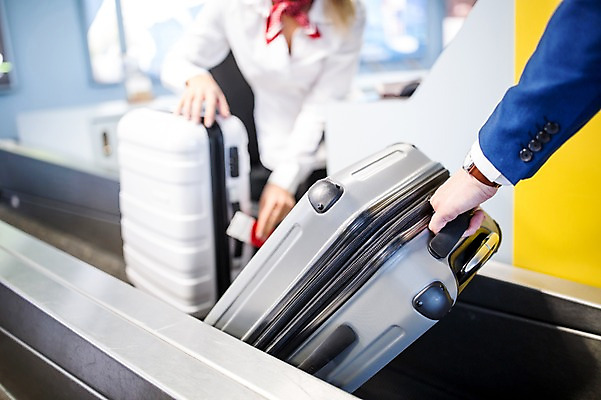 포토 JPG 손 여자 남자 실내 들기 상반신 성인 두명 아웃포커스 캐리어 비즈니스맨 공항 프런트 출장 수하물 출국 성인만 국내포토 비즈니스 교통시설 모션 촬영기법 사람 내부 신체부위 여행가방 직장인 파일형식