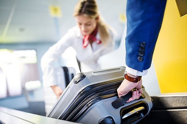 포토 JPG 서양인 손 여자 남자 실내 상반신 성인 두명 아웃포커스 캐리어 비즈니스맨 공항 프런트 출장 수하물 출국 성인만 국내포토 외국인 비즈니스 교통시설 촬영기법 사람 내부 신체부위 여행가방 직장인 파일형식