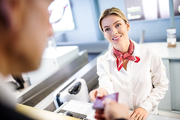 포토 JPG 서양인 여자 남자 실내 웃음 상반신 성인 두명 앞모습 뒷모습 아웃포커스 비즈니스맨 공항 프런트 출장 여권 출국 성인만 국내포토 외국인 뷰포인트 비즈니스 교통시설 촬영기법 표정 사람 내부 직장인 파일형식