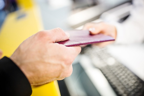 포토 JPG 손 여자 남자 실내 성인 두명 아웃포커스 비즈니스맨 공항 프런트 출장 여권 출국 성인만 국내포토 비즈니스 교통시설 촬영기법 사람 내부 신체부위 직장인 파일형식