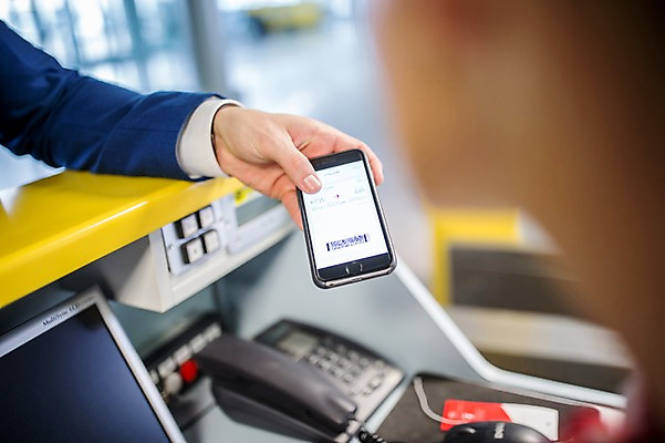 포토 JPG 손 여자 남자 실내 상반신 성인 두명 아웃포커스 스마트폰 비즈니스맨 공항 프런트 출장 출국 성인만 국내포토 비즈니스 교통시설 촬영기법 사람 내부 신체부위 핸드폰 스마트기기 직장인 파일형식