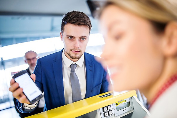 포토 JPG 서양인 여자 남자 실내 상반신 성인 옆모습 아웃포커스 세명 스마트폰 비즈니스맨 공항 프런트 출장 출국 성인만 국내포토 외국인 뷰포인트 비즈니스 교통시설 촬영기법 사람 내부 핸드폰 스마트기기 직장인 파일형식