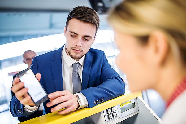 포토 JPG 서양인 여자 남자 실내 상반신 성인 옆모습 아웃포커스 세명 스마트폰 비즈니스맨 공항 프런트 출장 출국 성인만 국내포토 외국인 뷰포인트 비즈니스 교통시설 촬영기법 사람 내부 핸드폰 스마트기기 직장인 파일형식