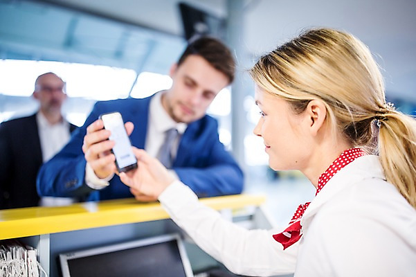 포토 JPG 서양인 여자 남자 실내 상반신 성인 옆모습 아웃포커스 세명 스마트폰 비즈니스맨 공항 프런트 출장 출국 성인만 국내포토 외국인 뷰포인트 비즈니스 교통시설 촬영기법 사람 내부 핸드폰 스마트기기 직장인 파일형식