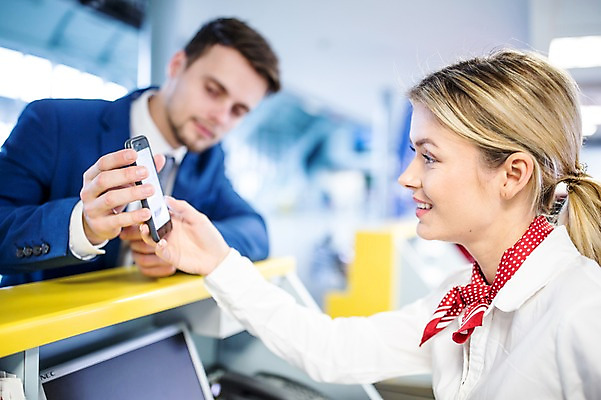 포토 JPG 서양인 여자 남자 실내 웃음 상반신 성인 두명 옆모습 아웃포커스 스마트폰 비즈니스맨 공항 프런트 출장 출국 성인만 국내포토 외국인 뷰포인트 비즈니스 교통시설 촬영기법 표정 사람 내부 핸드폰 스마트기기 직장인 파일형식