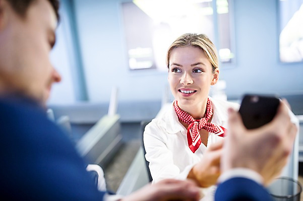 포토 JPG 서양인 여자 남자 실내 웃음 상반신 성인 두명 앞모습 옆모습 아웃포커스 스마트폰 비즈니스맨 공항 프런트 출장 출국 성인만 국내포토 외국인 뷰포인트 비즈니스 교통시설 촬영기법 표정 사람 내부 핸드폰 스마트기기 직장인 파일형식