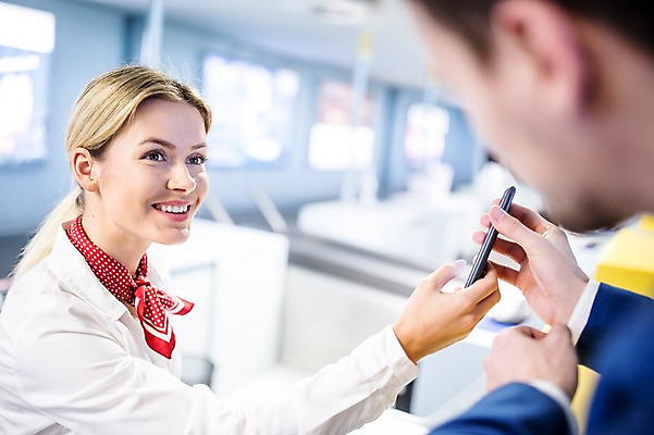 포토 JPG 서양인 여자 남자 실내 웃음 상반신 성인 두명 옆모습 아웃포커스 스마트폰 비즈니스맨 공항 프런트 출장 출국 성인만 국내포토 외국인 뷰포인트 비즈니스 교통시설 촬영기법 표정 사람 내부 핸드폰 스마트기기 직장인 파일형식