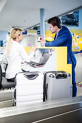 포토 JPG 서양인 여자 남자 실내 성인 두명 옆모습 스마트폰 캐리어 비즈니스맨 공항 프런트 출장 수하물 출국 성인만 국내포토 외국인 뷰포인트 비즈니스 교통시설 사람 내부 핸드폰 스마트기기 여행가방 직장인 파일형식