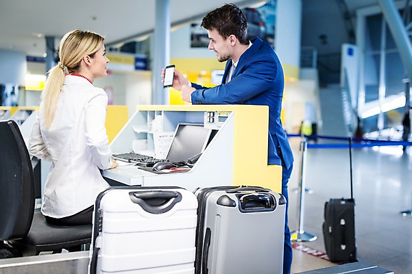 포토 JPG 서양인 여자 남자 실내 성인 두명 옆모습 아웃포커스 스마트폰 캐리어 비즈니스맨 공항 프런트 출장 수하물 출국 성인만 국내포토 외국인 뷰포인트 비즈니스 교통시설 촬영기법 사람 내부 핸드폰 스마트기기 여행가방 직장인 파일형식