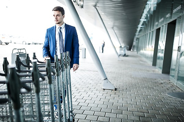 포토 JPG 주간 서양인 응시 남자 성인 야외 두명 앞모습 아웃포커스 쇼핑카 비즈니스맨 공항 출장 성인남자만 국내포토 자연요소 외국인 시선 뷰포인트 비즈니스 교통시설 촬영기법 사람 쇼핑 카트 직장인 남자만 성인만 파일형식