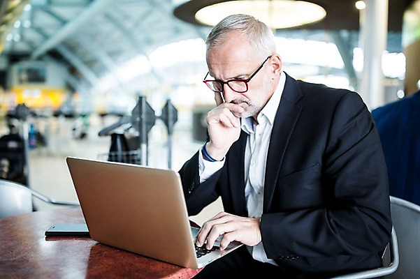 포토 JPG 서양인 노년 남자 실내 한명 앉기 상반신 앞모습 아웃포커스 노트북 카페 비즈니스맨 공항 출장 공항라운지 노인남자한명만 국내포토 외국인 1 뷰포인트 비즈니스 교통시설 모션 촬영기법 사람 성인 내부 전자제품 상점 직장인 라운지 남자한명만 노인남자만 파일형식