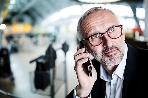포토 JPG 서양인 응시 노년 남자 실내 한명 앉기 상반신 앞모습 스마트폰 비즈니스맨 공항 출장 통화 공항라운지 노인남자한명만 국내포토 외국인 1 시선 뷰포인트 비즈니스 교통시설 모션 사람 성인 내부 핸드폰 스마트기기 직장인 라운지 남자한명만 노인남자만 파일형식