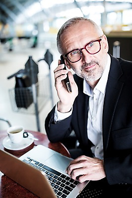 포토 JPG 서양인 노년 남자 실내 한명 앉기 상반신 앞모습 아웃포커스 노트북 스마트폰 카페 비즈니스맨 공항 커피잔 출장 통화 공항라운지 노인남자한명만 국내포토 외국인 1 커피 뷰포인트 비즈니스 교통시설 모션 잔 촬영기법 사람 성인 내부 전자제품 핸드폰 스마트기기 상점 직장인 라운지 남자한명만 노인남자만 파일형식