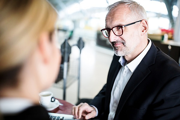 포토 JPG 서양인 여자 노년 남자 실내 앉기 상반신 성인 두명 뒷모습 아웃포커스 마주보기 카페 비즈니스맨 비즈니스우먼 공항 커피잔 동료 출장 공항라운지 성인만 국내포토 외국인 커피 뷰포인트 비즈니스 관계 교통시설 모션 잔 촬영기법 사람 내부 상점 직장인 라운지 파일형식