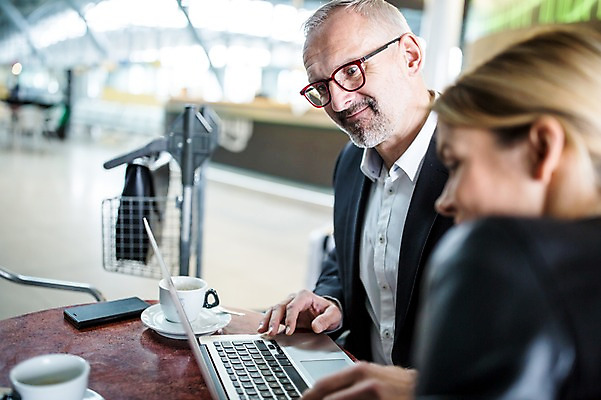 포토 JPG 서양인 여자 노년 남자 실내 웃음 앉기 상반신 성인 두명 옆모습 아웃포커스 노트북 카페 비즈니스맨 비즈니스우먼 공항 커피잔 동료 출장 공항라운지 성인만 국내포토 외국인 커피 뷰포인트 비즈니스 관계 교통시설 모션 잔 촬영기법 표정 사람 내부 전자제품 상점 직장인 라운지 파일형식