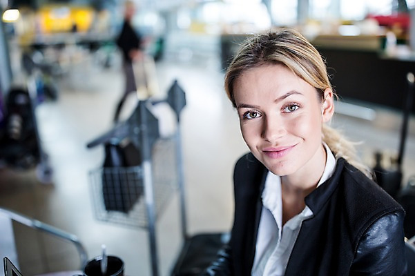 포토 JPG 서양인 여자 실내 한명 웃음 앉기 상반신 성인 앞모습 비즈니스우먼 공항 출장 공항라운지 성인여자한명만 국내포토 외국인 1 뷰포인트 비즈니스 교통시설 모션 표정 사람 내부 직장인 라운지 여자한명만 성인여자만 파일형식