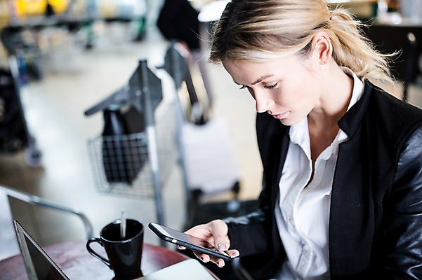 포토 JPG 서양인 여자 실내 한명 앉기 상반신 성인 아웃포커스 스마트폰 카페 머그컵 비즈니스우먼 공항 출장 공항라운지 성인여자한명만 국내포토 외국인 1 비즈니스 교통시설 모션 촬영기법 사람 내부 컵 핸드폰 스마트기기 상점 직장인 라운지 여자한명만 성인여자만 파일형식