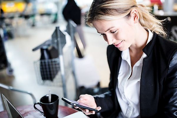 포토 JPG 서양인 여자 실내 한명 웃음 앉기 상반신 성인 아웃포커스 스마트폰 카페 머그컵 비즈니스우먼 공항 출장 공항라운지 성인여자한명만 국내포토 외국인 1 비즈니스 교통시설 모션 촬영기법 표정 사람 내부 컵 핸드폰 스마트기기 상점 직장인 라운지 여자한명만 성인여자만 파일형식