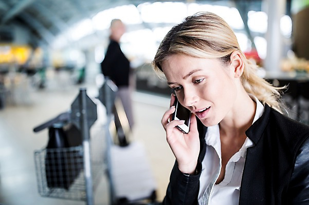 포토 JPG 서양인 여자 실내 앉기 상반신 성인 두명 아웃포커스 스마트폰 카페 비즈니스우먼 공항 동료 출장 통화 공항라운지 국내포토 외국인 비즈니스 관계 교통시설 모션 촬영기법 사람 내부 핸드폰 스마트기기 상점 직장인 라운지 파일형식