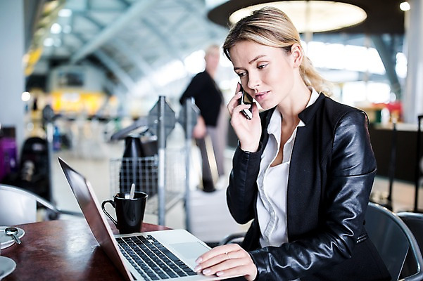 포토 JPG 서양인 여자 실내 앉기 상반신 성인 두명 앞모습 아웃포커스 노트북 스마트폰 카페 비즈니스우먼 공항 출장 통화 공항라운지 국내포토 외국인 뷰포인트 비즈니스 교통시설 모션 촬영기법 사람 내부 전자제품 핸드폰 스마트기기 상점 직장인 라운지 파일형식