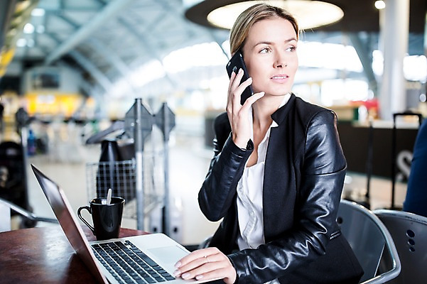 포토 JPG 서양인 응시 여자 실내 한명 앉기 상반신 성인 앞모습 아웃포커스 노트북 스마트폰 카페 머그컵 비즈니스우먼 공항 출장 통화 공항라운지 성인여자한명만 국내포토 외국인 1 시선 뷰포인트 비즈니스 교통시설 모션 촬영기법 사람 내부 컵 전자제품 핸드폰 스마트기기 상점 직장인 라운지 여자한명만 성인여자만 파일형식