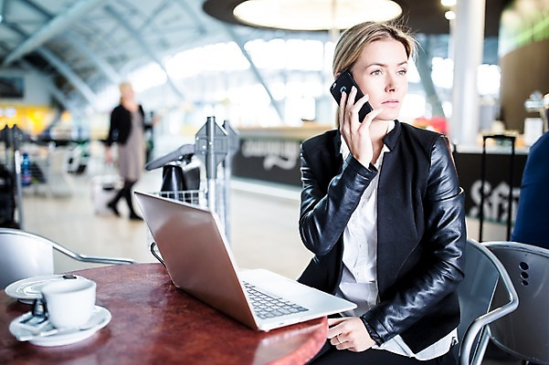 포토 JPG 서양인 응시 여자 실내 앉기 상반신 성인 두명 앞모습 아웃포커스 노트북 스마트폰 카페 비즈니스우먼 공항 커피잔 출장 통화 공항라운지 국내포토 외국인 시선 커피 뷰포인트 비즈니스 교통시설 모션 잔 촬영기법 사람 내부 전자제품 핸드폰 스마트기기 상점 직장인 라운지 파일형식