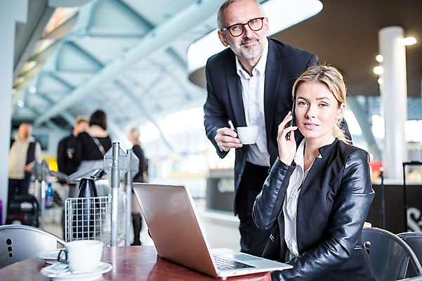 포토 JPG 서양인 여자 노년 남자 커피 실내 서기 앉기 여러명 상반신 성인 앞모습 아웃포커스 노트북 카페 비즈니스맨 비즈니스우먼 공항 커피잔 동료 출장 통화 공항라운지 성인만 국내포토 외국인 음료 뷰포인트 다수 비즈니스 관계 교통시설 모션 잔 촬영기법 사람 내부 전자제품 상점 직장인 라운지 파일형식