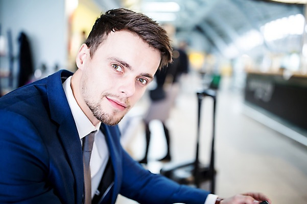 포토 JPG 서양인 남자 실내 상반신 성인 두명 아웃포커스 캐리어 비즈니스맨 공항 출장 공항라운지 성인남자만 국내포토 외국인 비즈니스 교통시설 촬영기법 사람 내부 여행가방 직장인 라운지 남자만 성인만 파일형식