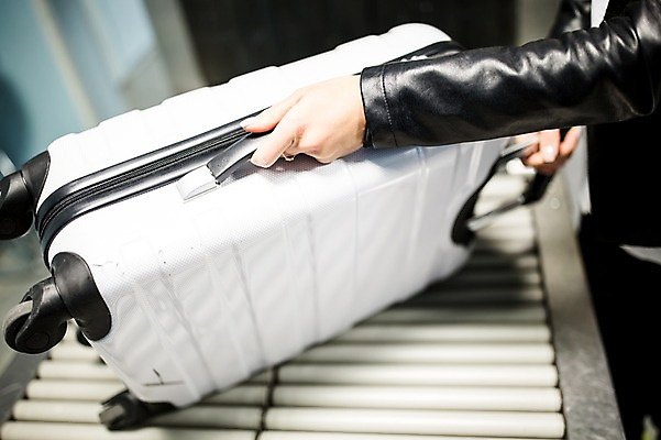 포토 JPG 손 여자 실내 한명 성인 아웃포커스 캐리어 비즈니스우먼 공항 출장 수하물 성인여자한명만 검색대 국내포토 1 비즈니스 교통시설 촬영기법 사람 내부 신체부위 여행가방 직장인 여자한명만 성인여자만 파일형식