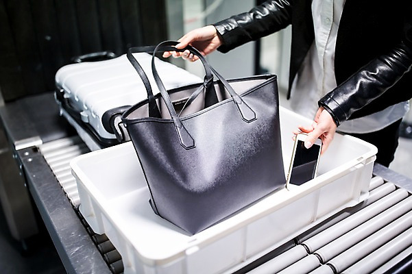 포토 JPG 손 여자 실내 한명 성인 스마트폰 캐리어 핸드백 비즈니스우먼 공항 출장 수하물 성인여자한명만 검색대 국내포토 1 가방 비즈니스 교통시설 사람 내부 신체부위 핸드폰 스마트기기 여행가방 직장인 여자한명만 성인여자만 파일형식