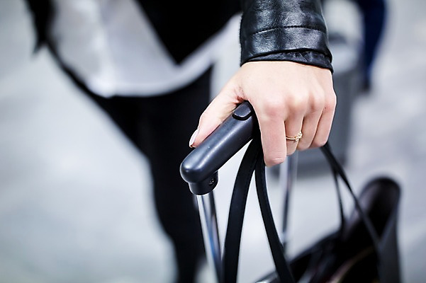 포토 JPG 손 여자 한명 성인 아웃포커스 캐리어 핸드백 반지 비즈니스우먼 공항 출장 성인여자한명만 국내포토 1 가방 비즈니스 장신구 교통시설 촬영기법 사람 신체부위 여행가방 직장인 여자한명만 성인여자만 파일형식
