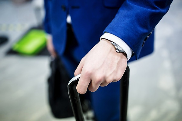 포토 JPG 손 남자 한명 성인 아웃포커스 캐리어 비즈니스맨 공항 손목시계 출장 성인남자한명만 국내포토 1 시계 비즈니스 장신구 교통시설 촬영기법 사람 신체부위 여행가방 직장인 남자한명만 성인남자만 파일형식