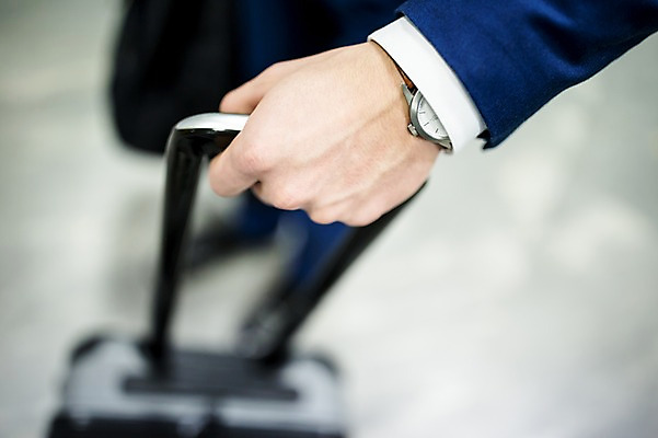 포토 JPG 손 남자 한명 성인 아웃포커스 캐리어 비즈니스맨 공항 손목시계 출장 성인남자한명만 국내포토 1 시계 비즈니스 장신구 교통시설 촬영기법 사람 신체부위 여행가방 직장인 남자한명만 성인남자만 파일형식