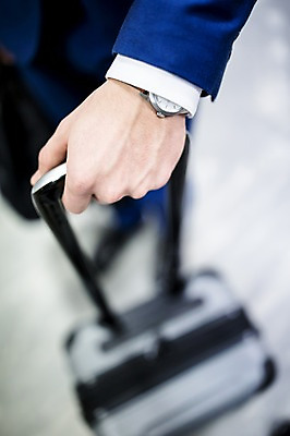 포토 JPG 손 남자 한명 성인 아웃포커스 캐리어 비즈니스맨 공항 손목시계 출장 성인남자한명만 국내포토 1 시계 비즈니스 장신구 교통시설 촬영기법 사람 신체부위 여행가방 직장인 남자한명만 성인남자만 파일형식