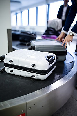 포토 JPG 서양인 손 남자 실내 성인 두명 아웃포커스 캐리어 비즈니스맨 공항 출장 수하물 성인남자만 국내포토 외국인 비즈니스 교통시설 촬영기법 사람 내부 신체부위 여행가방 직장인 남자만 성인만 파일형식