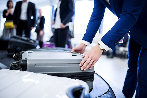 포토 JPG 서양인 손 여자 남자 실내 여러명 성인 아웃포커스 캐리어 비즈니스맨 비즈니스우먼 공항 출장 수하물 성인만 국내포토 외국인 다수 비즈니스 교통시설 촬영기법 사람 내부 신체부위 여행가방 직장인 파일형식