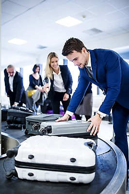 포토 JPG 서양인 여자 남자 실내 여러명 성인 아웃포커스 캐리어 비즈니스맨 비즈니스우먼 공항 출장 수하물 성인만 국내포토 외국인 다수 비즈니스 교통시설 촬영기법 사람 내부 여행가방 직장인 파일형식