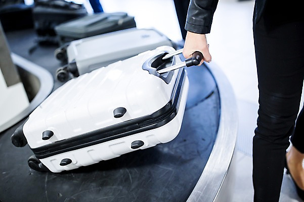 포토 JPG 손 여자 실내 한명 들기 성인 아웃포커스 캐리어 다리 비즈니스우먼 공항 출장 수하물 성인여자한명만 국내포토 1 비즈니스 교통시설 모션 촬영기법 사람 내부 신체부위 여행가방 직장인 여자한명만 성인여자만 파일형식