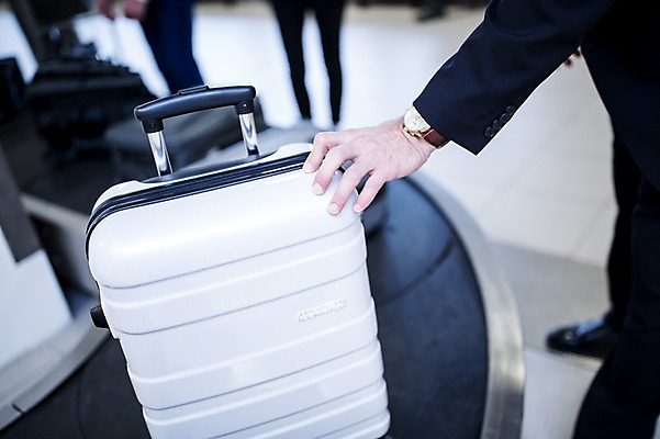 포토 JPG 손 여자 남자 실내 성인 옆모습 아웃포커스 세명 캐리어 비즈니스맨 비즈니스우먼 공항 출장 수하물 성인만 국내포토 뷰포인트 비즈니스 교통시설 촬영기법 사람 내부 신체부위 여행가방 직장인 파일형식