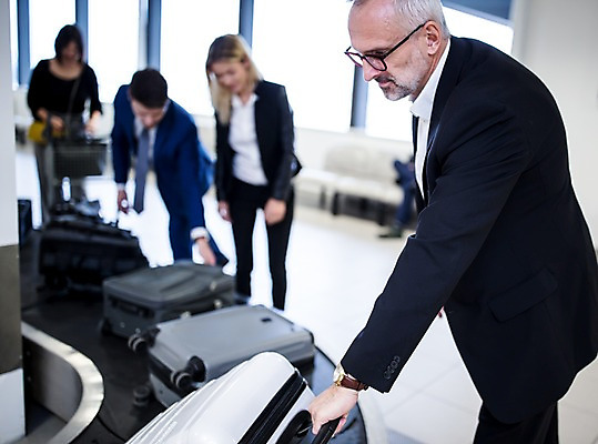 포토 JPG 서양인 여자 노년 남자 실내 여러명 성인 옆모습 아웃포커스 캐리어 비즈니스맨 비즈니스우먼 공항 출장 수하물 성인만 국내포토 외국인 뷰포인트 다수 비즈니스 교통시설 촬영기법 사람 내부 여행가방 직장인 파일형식