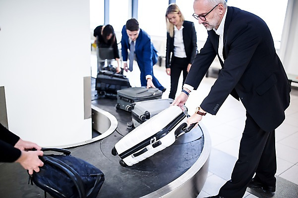 포토 JPG 서양인 여자 노년 남자 실내 서기 여러명 성인 옆모습 아웃포커스 캐리어 비즈니스맨 비즈니스우먼 공항 출장 수하물 성인만 국내포토 외국인 뷰포인트 다수 비즈니스 교통시설 모션 촬영기법 사람 내부 여행가방 직장인 파일형식