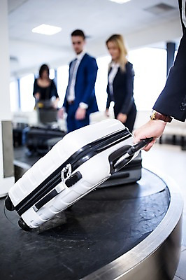 포토 JPG 서양인 손 여자 남자 실내 여러명 성인 옆모습 아웃포커스 캐리어 비즈니스맨 비즈니스우먼 공항 출장 수하물 성인만 국내포토 외국인 뷰포인트 다수 비즈니스 교통시설 촬영기법 사람 내부 신체부위 여행가방 직장인 파일형식