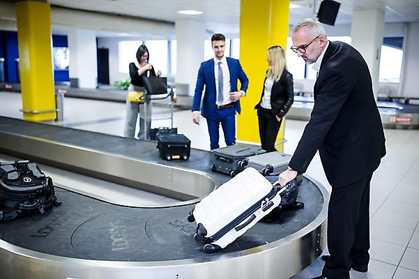 포토 JPG 서양인 여자 노년 남자 실내 서기 여러명 성인 옆모습 아웃포커스 캐리어 비즈니스맨 비즈니스우먼 공항 출장 수하물 성인만 국내포토 외국인 뷰포인트 다수 비즈니스 교통시설 모션 촬영기법 사람 내부 여행가방 직장인 파일형식