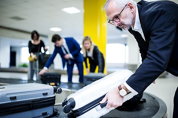 포토 JPG 서양인 여자 노년 남자 실내 여러명 상반신 성인 옆모습 아웃포커스 캐리어 비즈니스맨 비즈니스우먼 공항 출장 수하물 성인만 국내포토 외국인 뷰포인트 다수 비즈니스 교통시설 촬영기법 사람 내부 여행가방 직장인 파일형식
