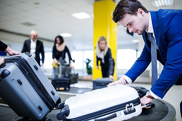 포토 JPG 서양인 여자 남자 실내 여러명 상반신 성인 옆모습 아웃포커스 캐리어 비즈니스맨 비즈니스우먼 공항 출장 수하물 성인만 국내포토 외국인 뷰포인트 다수 비즈니스 교통시설 촬영기법 사람 내부 여행가방 직장인 파일형식