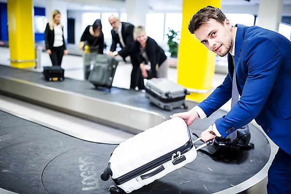 포토 JPG 서양인 여자 남자 실내 여러명 상반신 성인 옆모습 아웃포커스 캐리어 비즈니스맨 비즈니스우먼 공항 출장 수하물 성인만 국내포토 외국인 뷰포인트 다수 비즈니스 교통시설 촬영기법 사람 내부 여행가방 직장인 파일형식