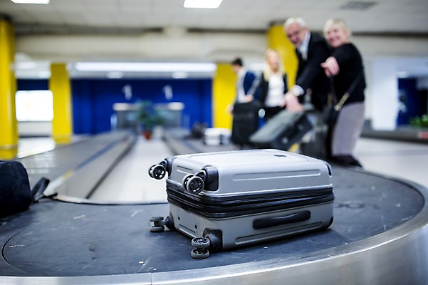 포토 JPG 서양인 여자 노년 남자 실내 여러명 성인 아웃포커스 캐리어 가리킴 비즈니스맨 비즈니스우먼 공항 출장 수하물 성인만 국내포토 외국인 다수 비즈니스 교통시설 촬영기법 사람 손짓 내부 여행가방 직장인 파일형식