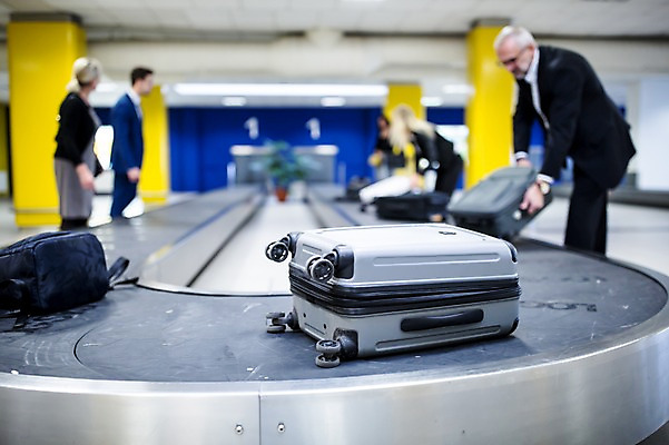 포토 JPG 서양인 여자 노년 남자 실내 여러명 성인 아웃포커스 캐리어 비즈니스맨 비즈니스우먼 공항 출장 수하물 성인만 국내포토 외국인 다수 비즈니스 교통시설 촬영기법 사람 내부 여행가방 직장인 파일형식