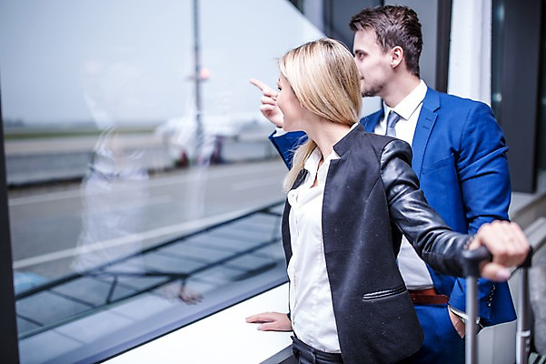 포토 JPG 서양인 여자 남자 창문 실내 상반신 성인 두명 옆모습 캐리어 가리킴 비즈니스맨 비즈니스우먼 공항 동료 출장 공항라운지 성인만 국내포토 외국인 뷰포인트 비즈니스 관계 교통시설 사람 손짓 내부 여행가방 직장인 라운지 파일형식