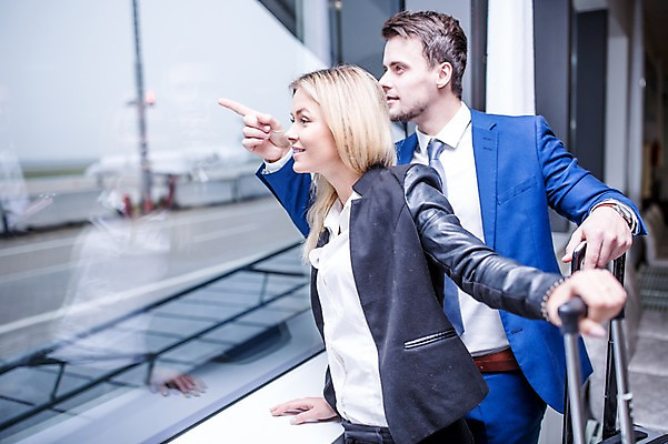 포토 JPG 서양인 여자 남자 창문 실내 웃음 상반신 성인 두명 옆모습 캐리어 가리킴 비즈니스맨 비즈니스우먼 공항 동료 출장 공항라운지 성인만 국내포토 외국인 뷰포인트 비즈니스 관계 교통시설 표정 사람 손짓 내부 여행가방 직장인 라운지 파일형식